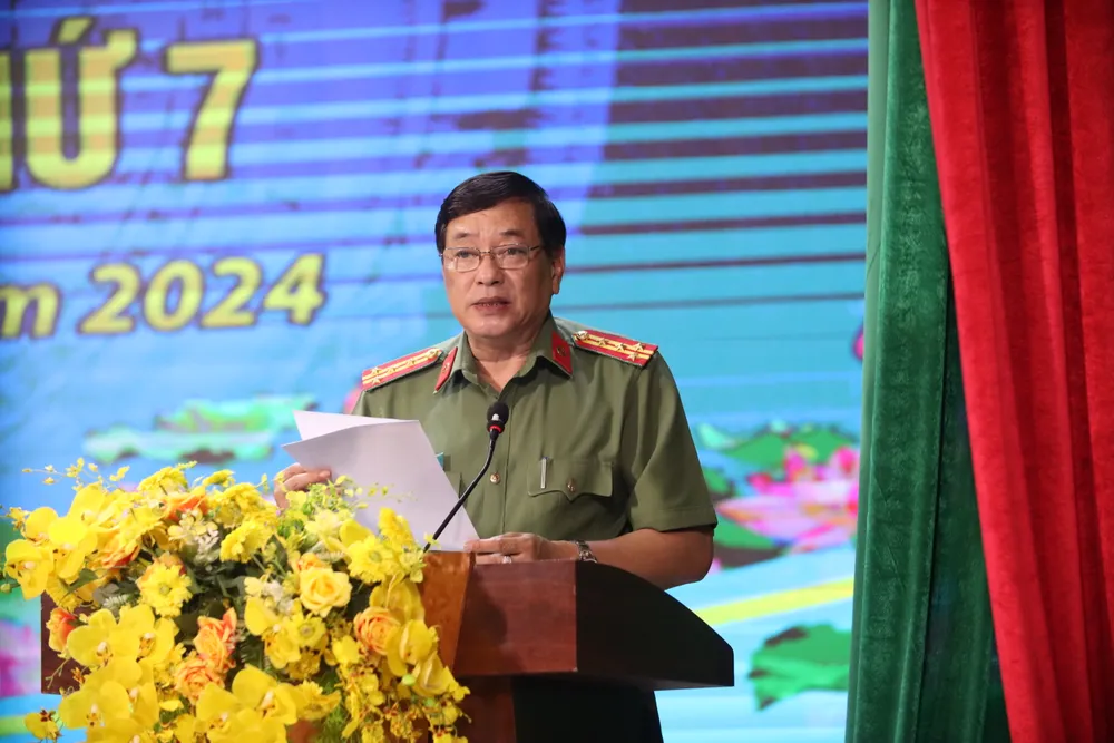 Đại tá Văn Công Minh trả lời những ý kiến của công nhân về nạn lừa đảo trên không gian mạng. Ảnh:HD lừa đảo trên không gian mạng (2).JPG