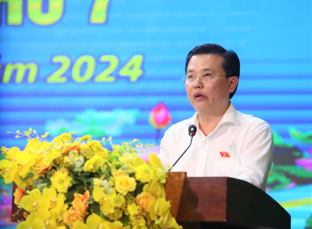 Trưởng đoàn ĐBQH tỉnh Long An Nguyễn Thanh Hải ghi nhận những ý kiến của cử tri công nhân lao động. Ảnh: HUỲNH DU lừa đảo trên không gian mạng (4).JPG