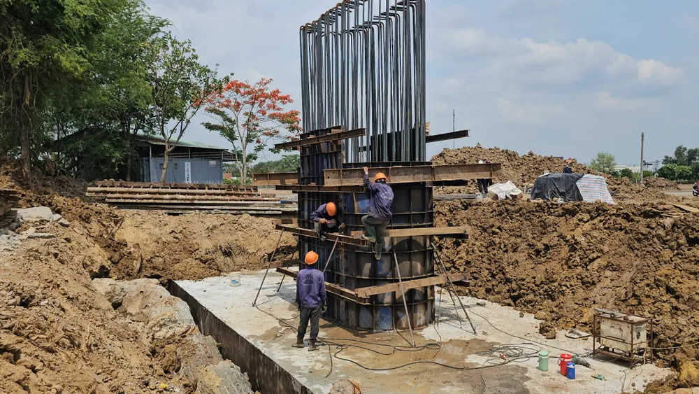 Công nhân tất bật trên công trường, đẩy nhanh tiến độ thi công để đến cuối tháng 5 lao dầm tuyến chính. Ảnh: HD Vành đai 3 TP. HCM 3.jpg