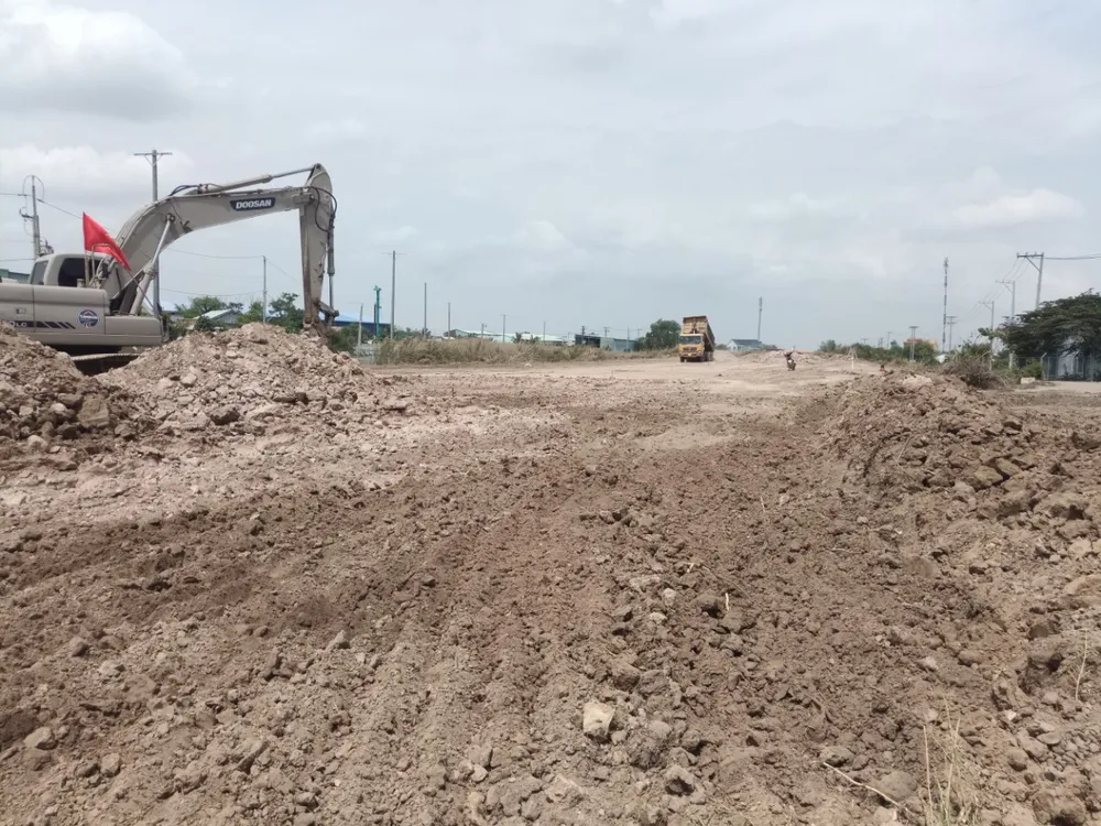 Hiện đơn vị thi công đang tập trung huy động phương tiện, máy móc, nhân lực để thi công đoạn tiếp giáp với nút giao Cao tốc Bến Lức - Long Thành. Ảnh: CTV Vành đai 3 TP.HCM 2.jpg