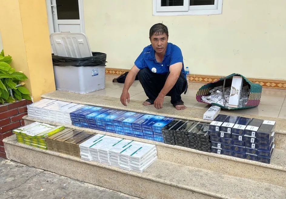 Lê Trường Đông vận chuyển hơn 2.000 bao thuốc lá lậu đã bị công an bắt giữ. Ảnh: CA thuốc lá lậu.jpg