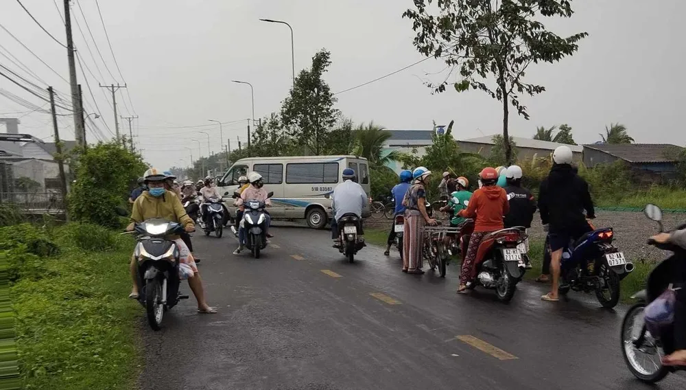 Người dân hiếu kỳ đến khu vực nơi ông T bị sét đánh tử vong. Ảnh: CĐLA sét đánh tử vong.jpg