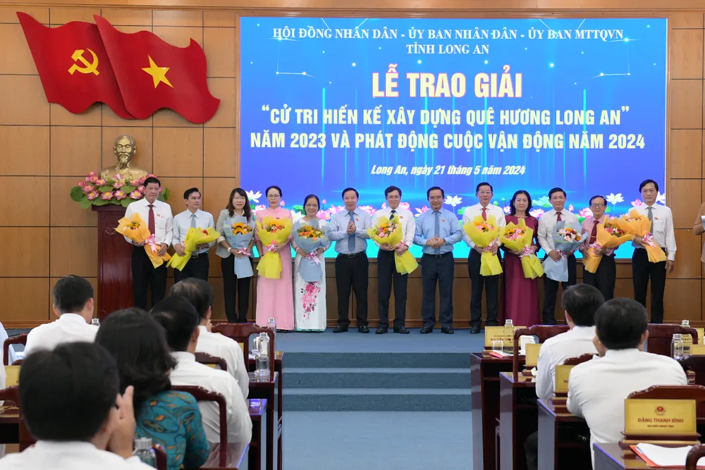 Ban tổ chức đã trao tặng hoa cho Hội đồng Giám khảo cuộc vận động. Ảnh: HD xây dựng quê hương Long An 1.jpg