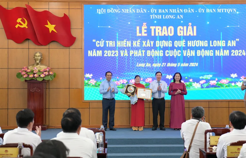 Ban tổ chức đã trao giải nhất cho tác giả Nguyễn Thị Như Ngọc. Ảnh: HD xây dựng quê hương Long An 2.jpg
