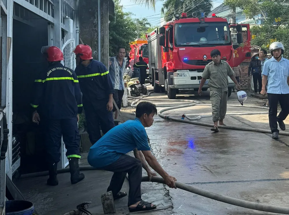 Lực lượng cảnh sát PCCC&CNCH tỉnh Long An nhanh chóng mặt tại hiện trường. Ảnh: CA xe ô tô 5 chỗ (2).jpg