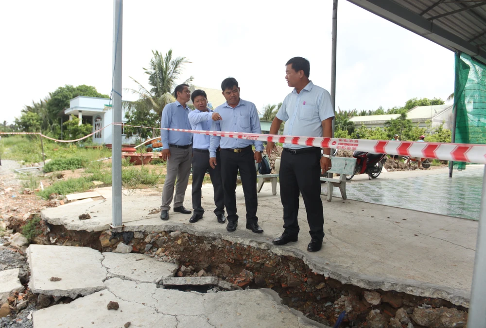 Ông Phan Văn Tới, Phó chủ tịch UBND huyện Thủ Thừa (bìa phải) kiểm tra thực tế tại điểm sạt lở đê bao ven sông Vàm Cỏ Tây. Ảnh: HD sạt lở đê bao ven sông Vàm Cỏ Tây (1).jpg