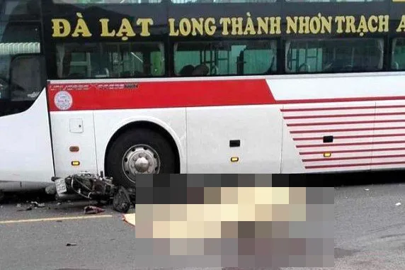 xe máy lấn làn tông vào xe khách (2).jpg