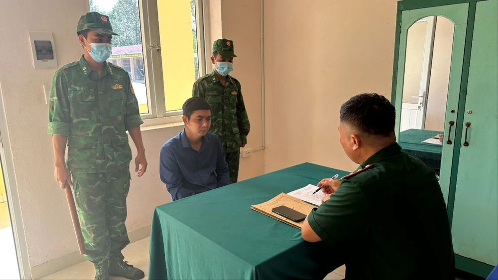 Người đàn ông mang vàng nhập cảnh trái phép bị lực lượng biên phòng bắt giữ. Ảnh: BP người đàn ông mang vàng nhập cảnh trái phép.jpg