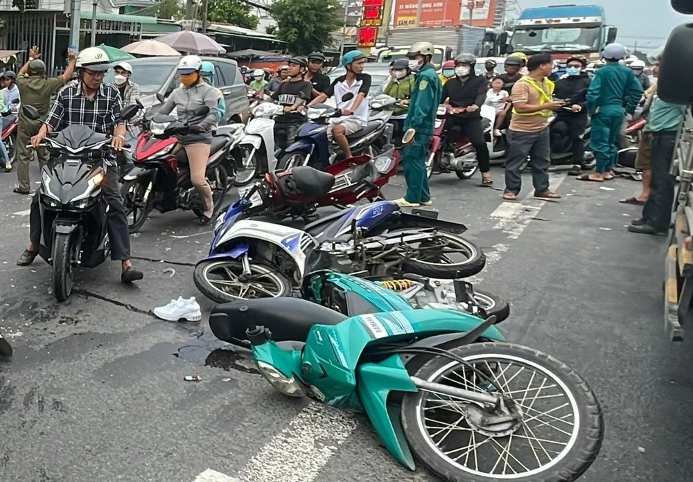 Hiện trường nơi ô tô khách tông hàng loạt xe máy trên quốc lộ 1. Ảnh: HD Ô tô khách tông hàng loạt xe máy.jpg