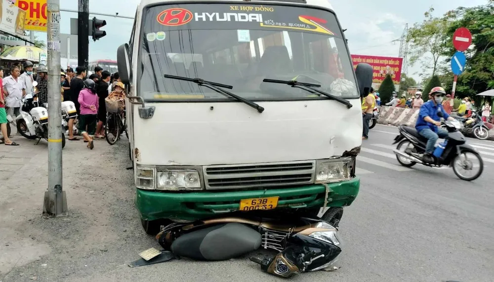 Ô tô khách tông hàng loạt xe máy rồi dừng lại bên phải đường. Ảnh: HD Ô tô khách tông hàng loạt xe máy.jpg