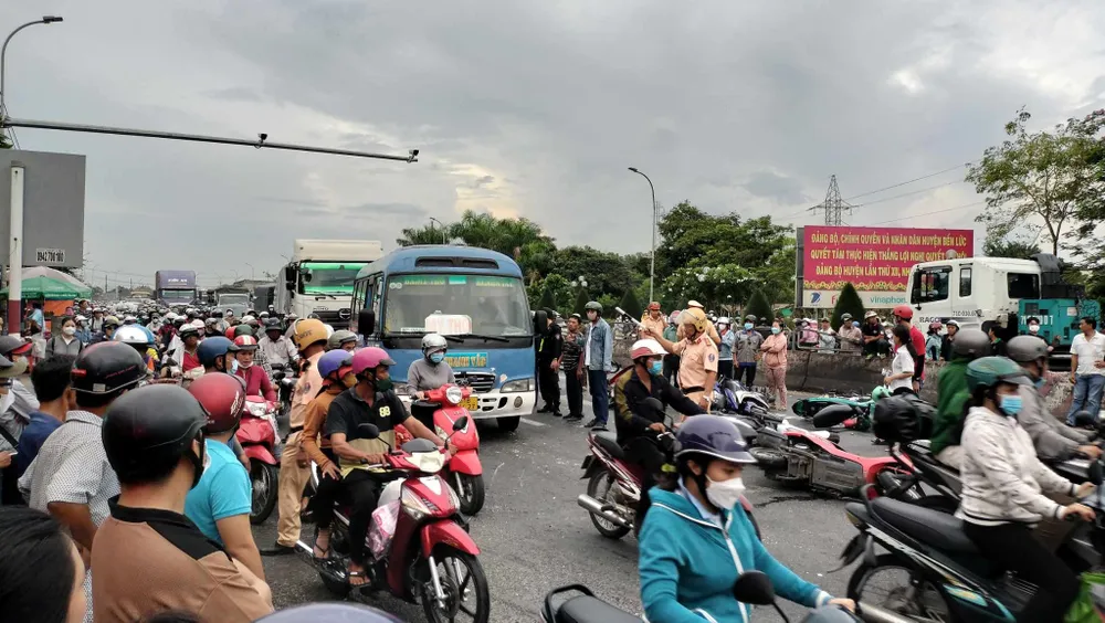 Ô tô khách tông loạt xe máy dừng đèn đỏ 2.jpg