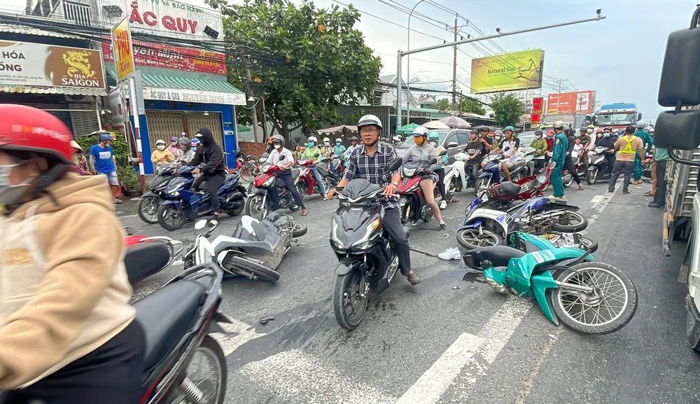 Ô tô khách tông loạt xe máy dừng đèn đỏ 6.jpg