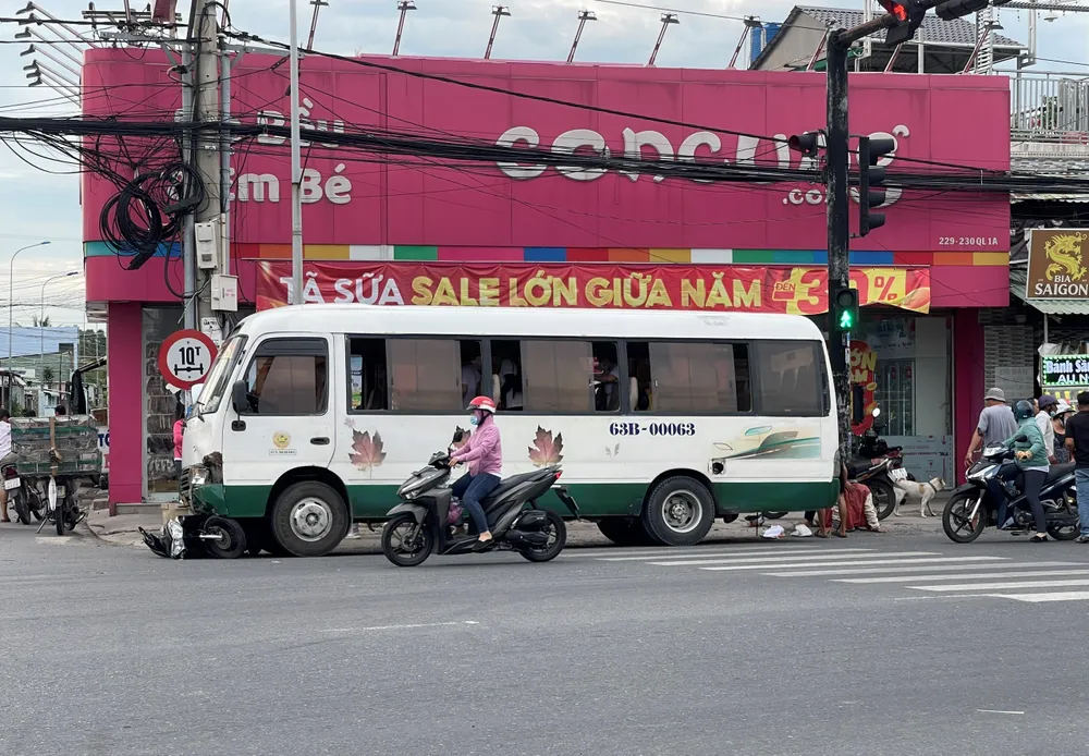 Ô tô khách tông loạt xe máy dừng đèn đỏ.jpg