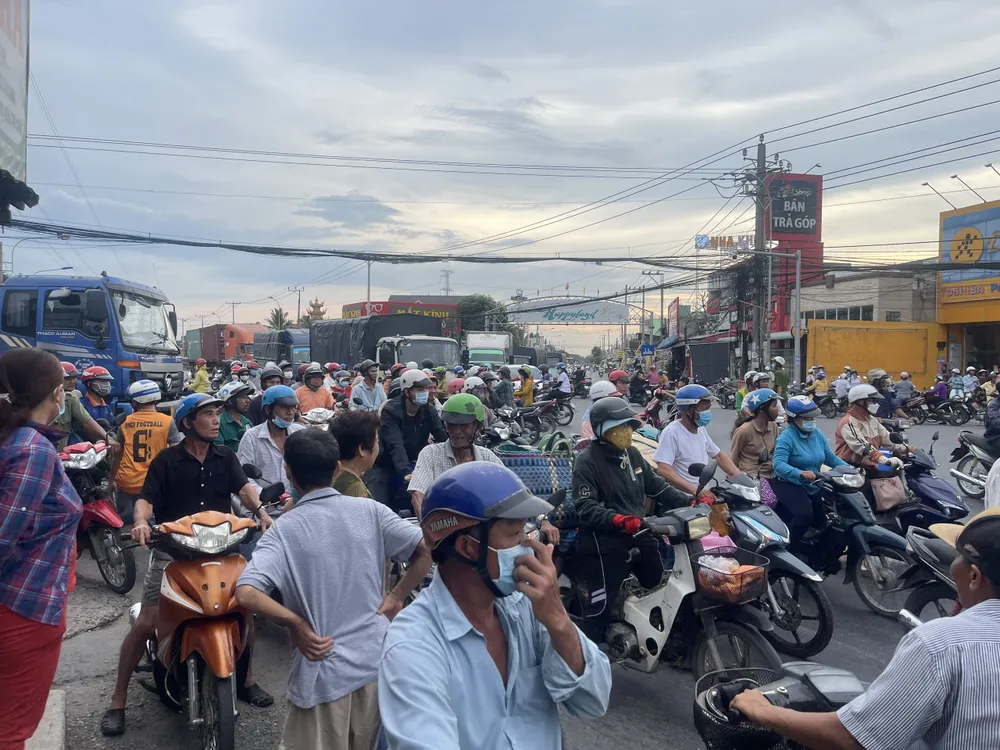 Ô tô khách tông loạt xe máy dừng đèn đỏ 8.jpg