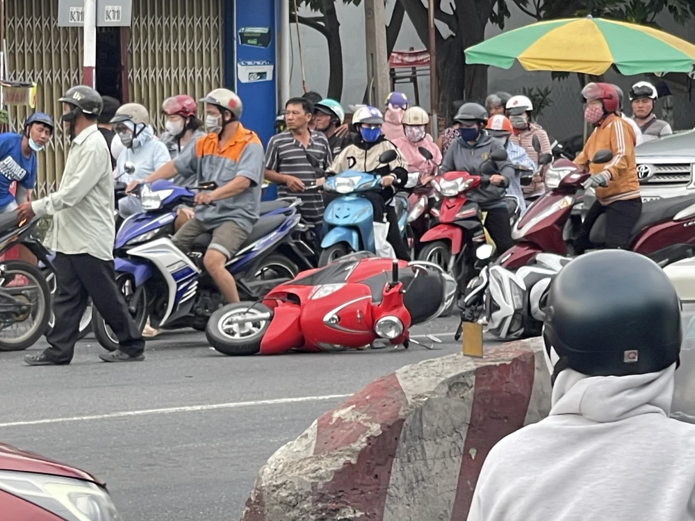 8 xe máy bị ô tô khách tông nằm ngã trên quốc lộ 1. Ảnh: HD Ô tô khách tông loạt xe máy dừng đèn đỏ 9.jpg
