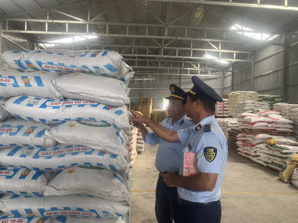 Lực lượng QLTT Long An kiểm tra xử lý 27 trường hợp vi phạm trong kinh doanh phân bón, thuốc bảo vệ thực vật. Ảnh: QLTT Kinh doanh phân bón