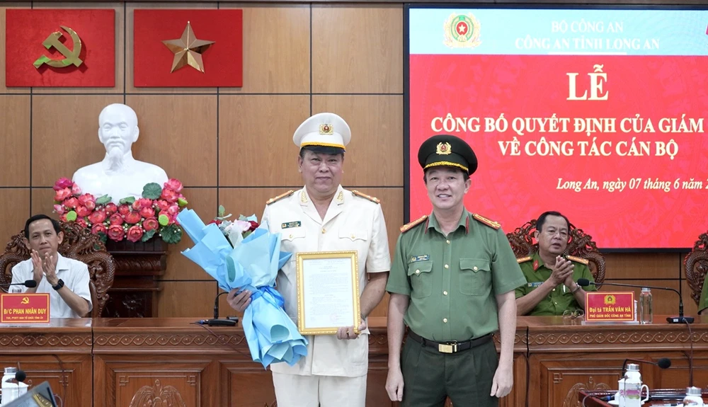 Đại tá Lâm Minh Hồng, Giám đốc Công an tỉnh Long An trao Quyết định cho đồng chí Nguyễn Sơn. Ảnh: CA Công an tỉnh Long An (1).jpeg