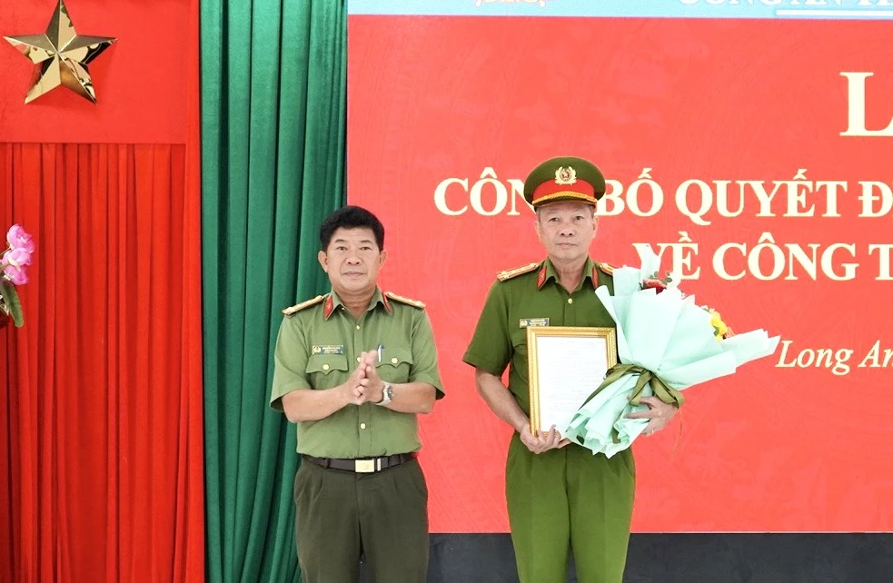 Đại tá Nguyễn Văn Hòa, Phó Giám đốc Công an tỉnh Long An trao Quyết định điều động Đại tá Thái Hữu Đức giữ chức Chánh Văn phòng Cơ quan CSĐT Công an tỉnh. Ảnh: CA Công an tỉnh Long An (2).jpeg