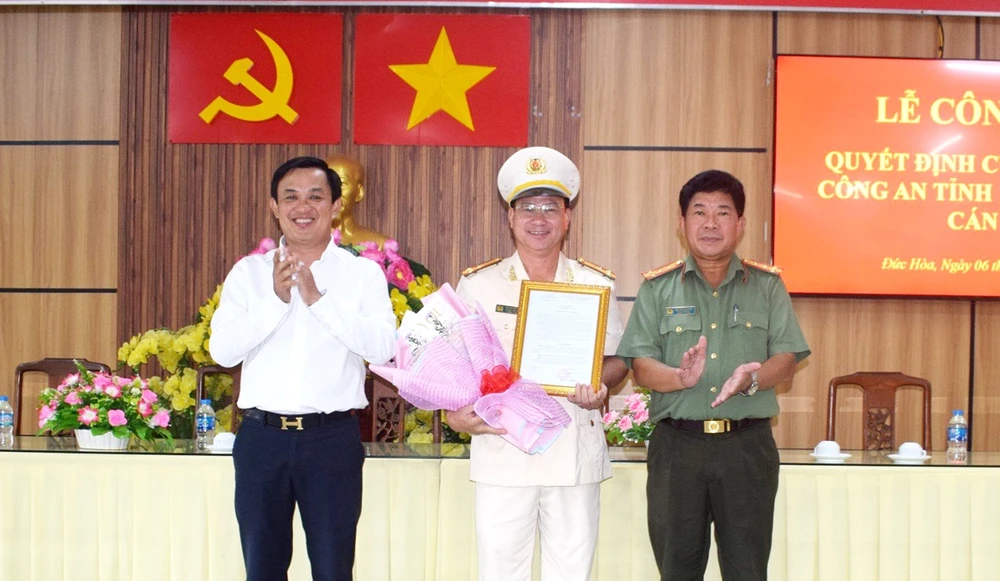 Đại tá Nguyễn Văn Hòa, Phó Giám đốc Công an tỉnh Long An trao Quyết định cho Thượng tá Huỳnh Văn Trinh. Công an tỉnh Long An (3).jpeg