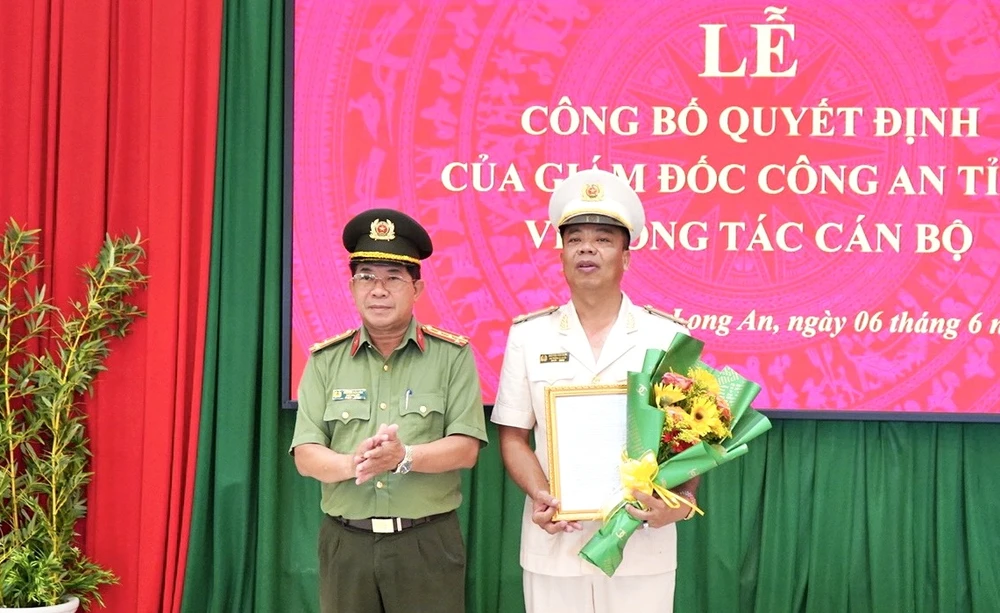 Đại tá Nguyễn Văn Hòa, Phó Giám đốc Công an tỉnh Long An trao Quyết định cho Thượng tá Nguyễn Văn Được. Công an tỉnh Long An (5).jpeg