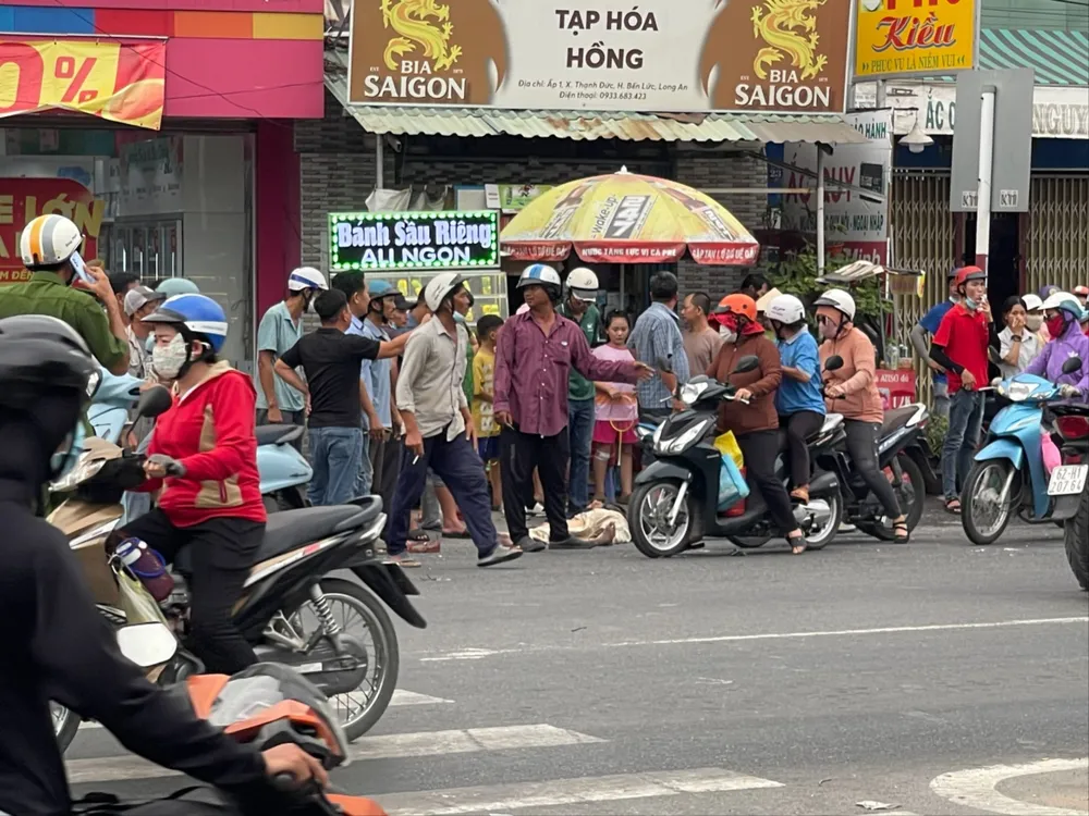 Một nạn nhân nằm bất động sau vụ ô tô khách tông hàng loạt xe máy. Ảnh: HD Ô tô khách tông hàng loạt xe máy.jpg