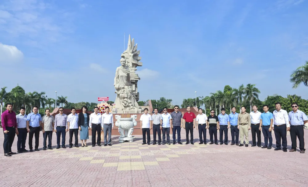 Cơ quan thường trực khu vực miền Ban Tuyên giáo Trung ương và các cơ quan báo chí phía Nam đã đến tham quan, thắp hương tưởng niệm tại Công viên tượng đài Long An. Ảnh: LA Cơ quan thường trực Ban Tuyên giáo Trung ương _1.JPG