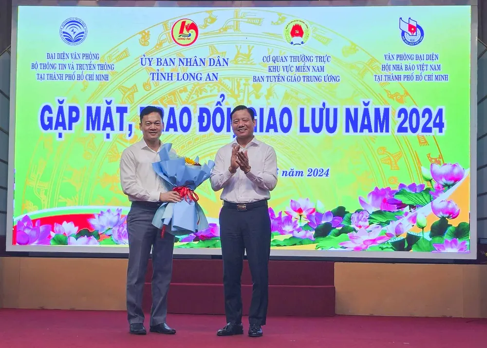 Ông Phạm Tấn Hòa, Phó Chủ tịch UBND tỉnh Long An tặng hoa chúc mừng Cơ quan thường trực khu vực miền Nam, Ban Tuyên giáo Trung ương và cơ quan báo chí phía Nam đến tìm hiểu thực tế tại Long An. Ảnh: HD Cơ quan thường trực Ban Tuyên giáo Trung ương _10.JPG