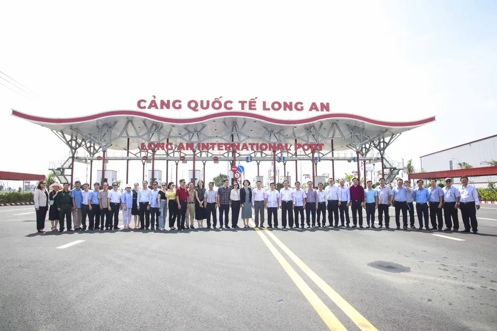 Các đại biểu đến tham quan và tìm hiểu thực tế tại Cảng Quốc tế Long An. Ảnh: HD Cơ quan thường trực Ban Tuyên giáo Trung ương _3.JPG