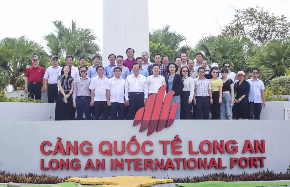 Cơ quan thường trực Ban Tuyên giáo Trung ương và cơ quan báo chí phía Nam chụp ảnh lưu niệm cùng lãnh đạo tỉnh Long An và Cảng Quốc tế Long An. Ảnh: HD Cơ quan thường trực Ban Tuyên giáo Trung ương _4.JPG