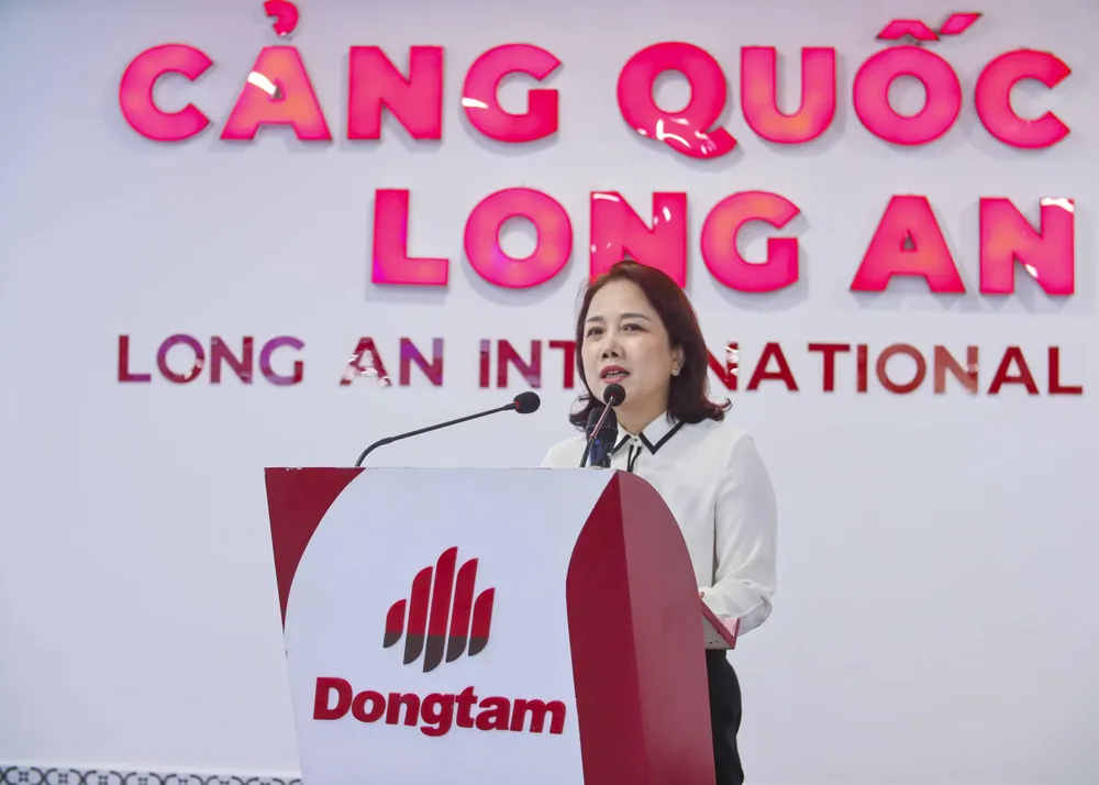 Chị Nguyễn Thụy Quỳnh Hương, Chủ tịch HĐQT, TGĐ Công ty CP Quản lý và Khai thác Cảng Quốc tế Long An tiếp thu ý kiến của các cơ quan báo chí và nêu ra hướng phát triển của Cảng trong tương lai. Ảnh: HD Cơ quan thường trực Ban Tuyên giáo Trung ương _5.JPG
