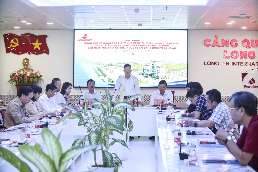 Ông Nguyễn Huy Ngọc, Vụ trưởng, Trưởng cơ quan thường trực khu vực miền Nam, Ban Tuyên giáo Trung ương, đề nghị Cảng Quốc tế Long An tạo điều kiện để các cơ quan báo chí tác nghiệp tại Cảng và có những tác phẩm chất lượng. Ảnh: HD Cơ quan thường trực Ban Tuyên giáo Trung ương _7.JPG