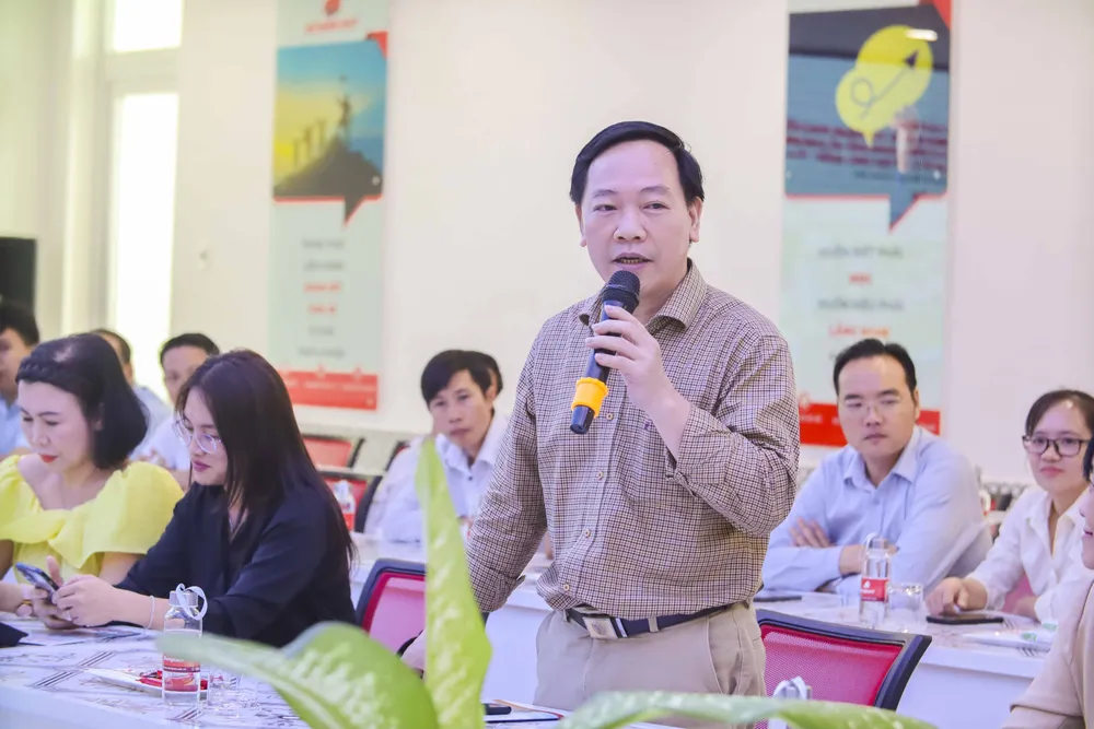 Đại diện lãnh đạo Báo Công an nhân dân trao đổi với lãnh đạo Cảng Quốc tế Long An về việc truyền thông của Cảng. Ảnh: HD Cơ quan thường trực Ban Tuyên giáo Trung ương _9.JPG