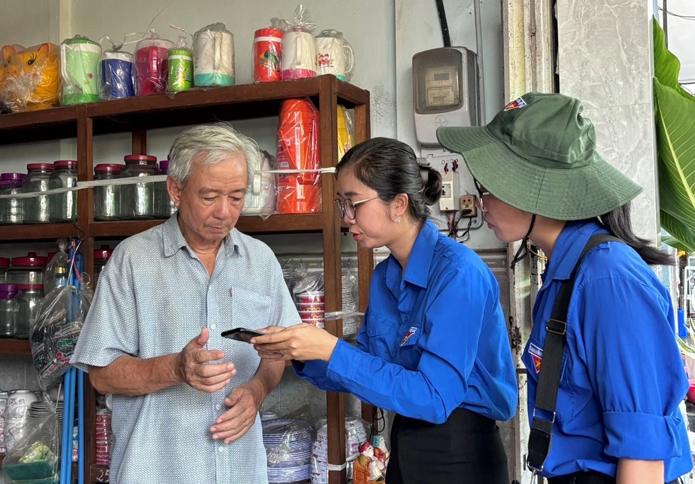 Đội hình IT xanh tuyên truyền về chuyển đổi số tại phường 1, TP Tân An. Ảnh: HD Chiến dịch thanh niên tình nguyện hè (7).jpg