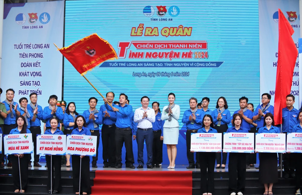 Trao cờ lệnh cho Ban Chỉ huy chiến dịch Thanh niên tình nguyện hè 2024. Ảnh: HUỲNH DU Chiến dịch thanh niên tình nguyện hè 9 (2).JPG