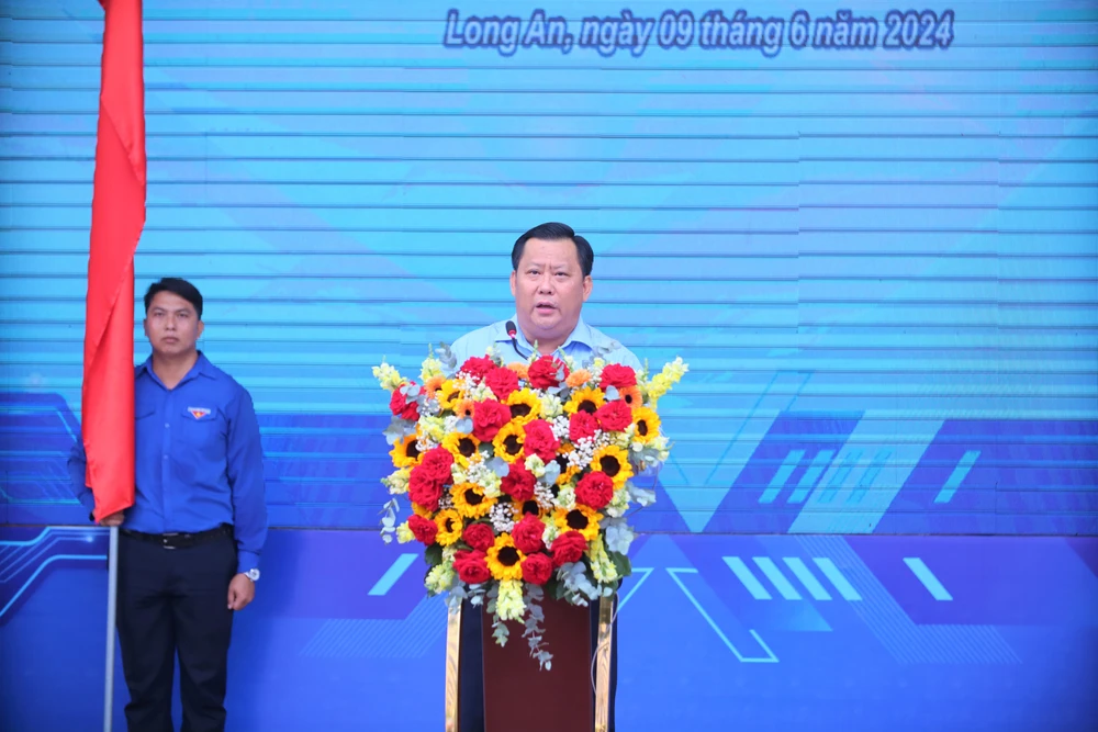 Ông Huỳnh Văn Sơn, Phó Chủ tịch UBND tỉnh Long An phát biểu tại Lễ ra quân. Ảnh: HD IMG_2114 (2).JPG