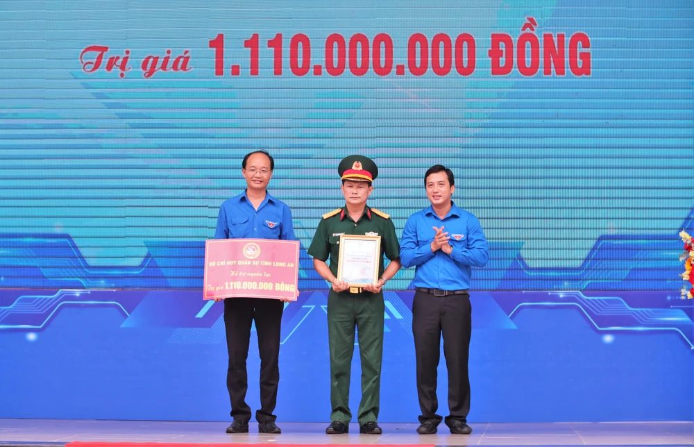 Các đơn vị, mạnh thường quân trao tặng nguồn lực cho chiến dịch thanh niên tình nguyện hè năm 2024. Ảnh:HD IMG_2215 (2).JPG