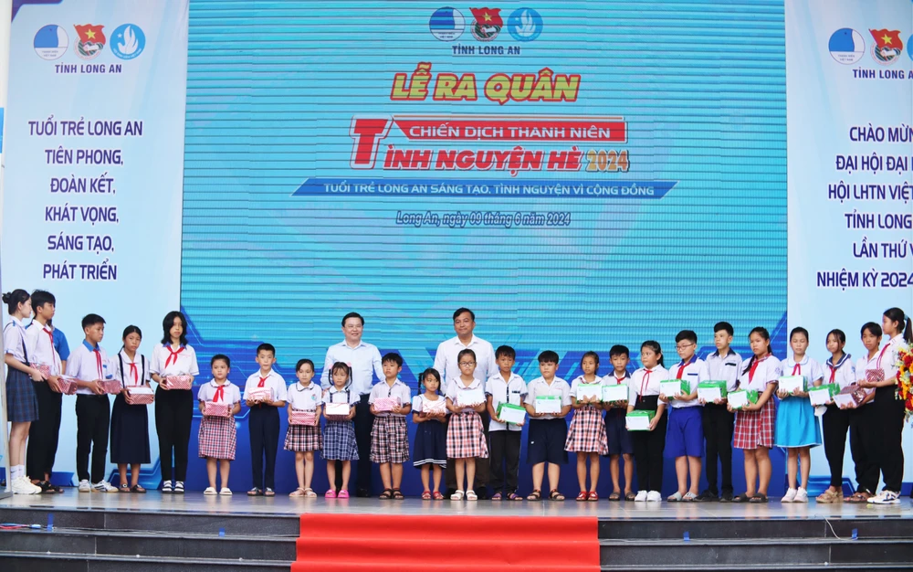 50 suất học bổng được trao tặng cho các em học sinh đặc biệt khó khăn trong buổi lễ. Ảnh: HD IMG_2226 (2).JPG
