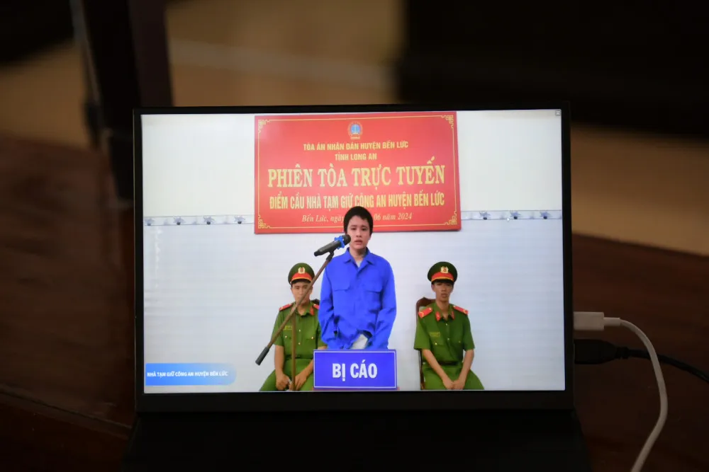 Bị cáo Nguyễn Tấn Tài tại phiên tòa xét xử trực tuyến từ điểm cầu nhà tạm giữ Công an huyện Bến Lức. Ảnh: TA mang súng đi hù dọa (1).jpg