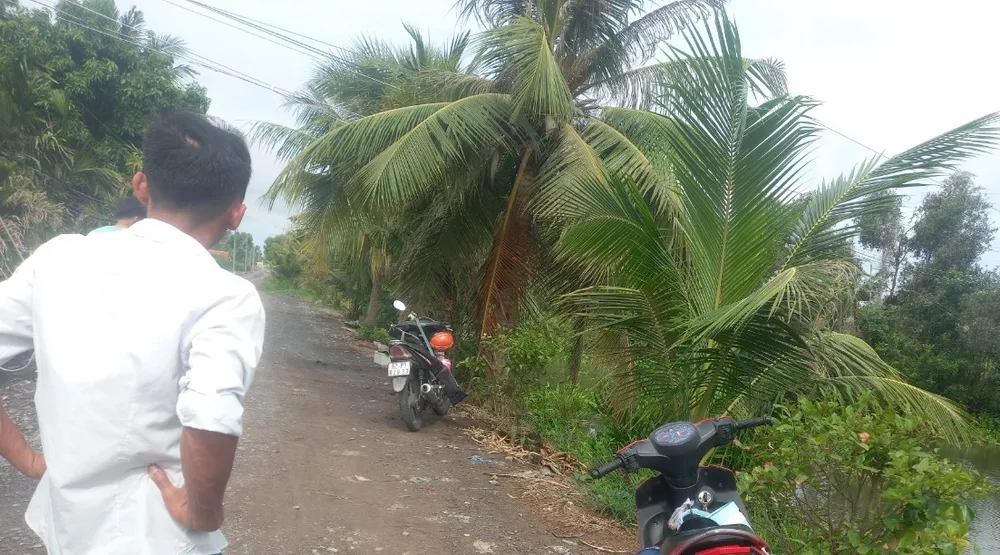 Hiện trường nơi người đàn ông bị điện giật. Ảnh: CTV Quăng dây câu vướng dây điện, bị điện giật tử vong