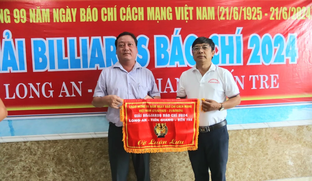 Cờ lưu niệm đã được trao cho đơn vị Tiền Giang tiếp tục đăng cai lần thứ 12 năm 2025. Ảnh:HD 1000039294.jpg