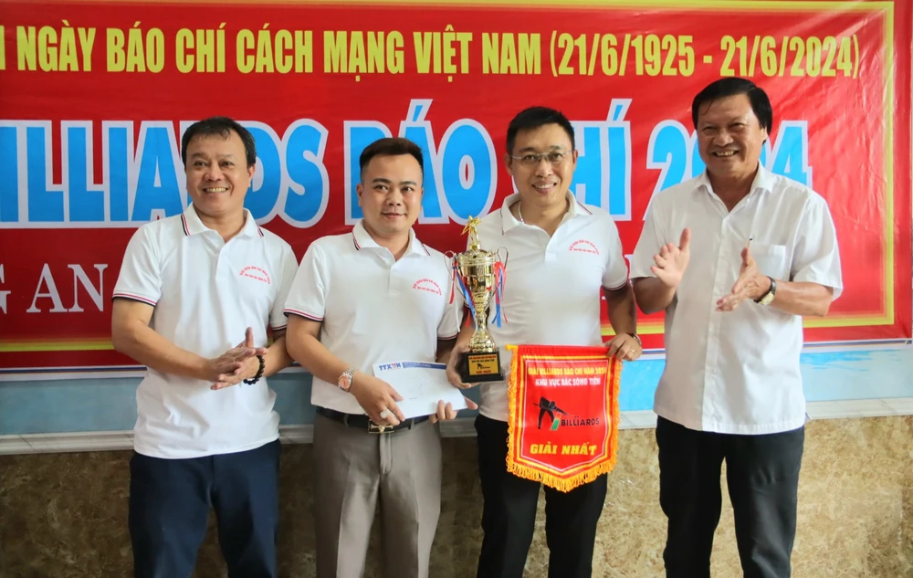 Ban tổ chức trao giải nhất cho cặp đôi Hoàng Thành và Thanh Hiệp. Ảnh: HD 1000039304.jpg
