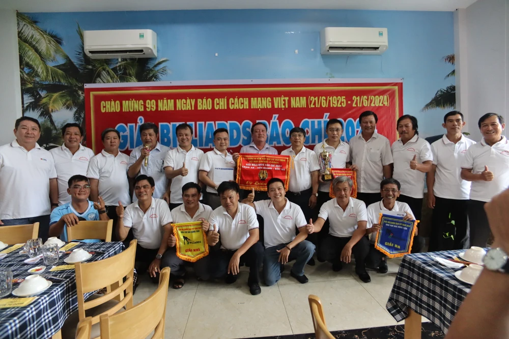Ban tổ chức trao giải cho các cặp đôi xuất sắc tại giải Bida lần thứ XI.Ảnh: HD 1000039312.jpg