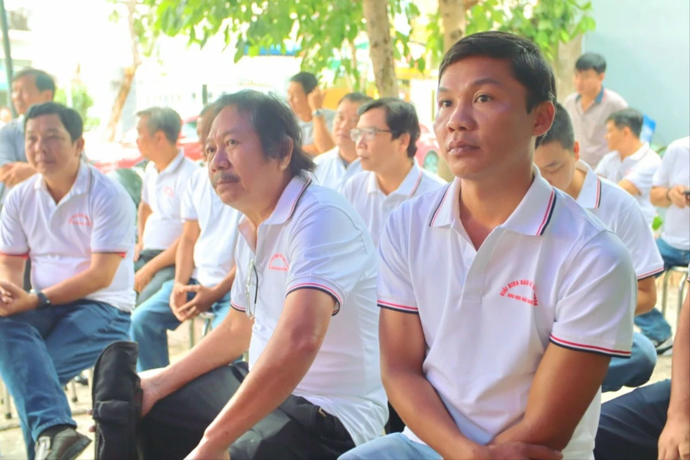 32 cơ thủ là nhà báo, phóng viên, cộng tác viên,... của các cơ quan báo, đài trên địa bàn 3 tỉnh Tiền Giang, Long An và Bến Tre tham gia tranh tài tại giải Bida lần thứ XI. Ảnh: HD Giải Bida lần thứ XI.jpg