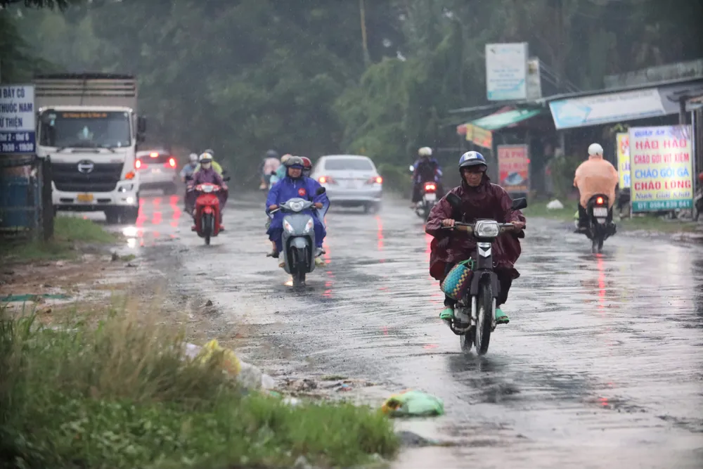 Mỗi khi mưa xuống, hai bên lề đường trơn trượt, người đi xe máy phải chạy ra gần giữa đường rất nguy hiểm và tiềm ẩn tai nạn giao thông. Ảnh: HD Quốc lộ 62 3.jpg