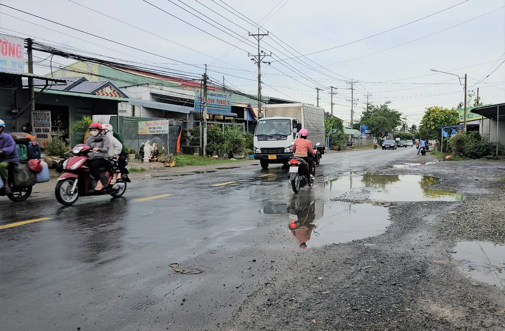 Quốc lộ 62 đã xuống cấp nghiêm trọng sau hơn 20 năm sử dụng. Ảnh: HD Quốc lộ 62 4.jpg