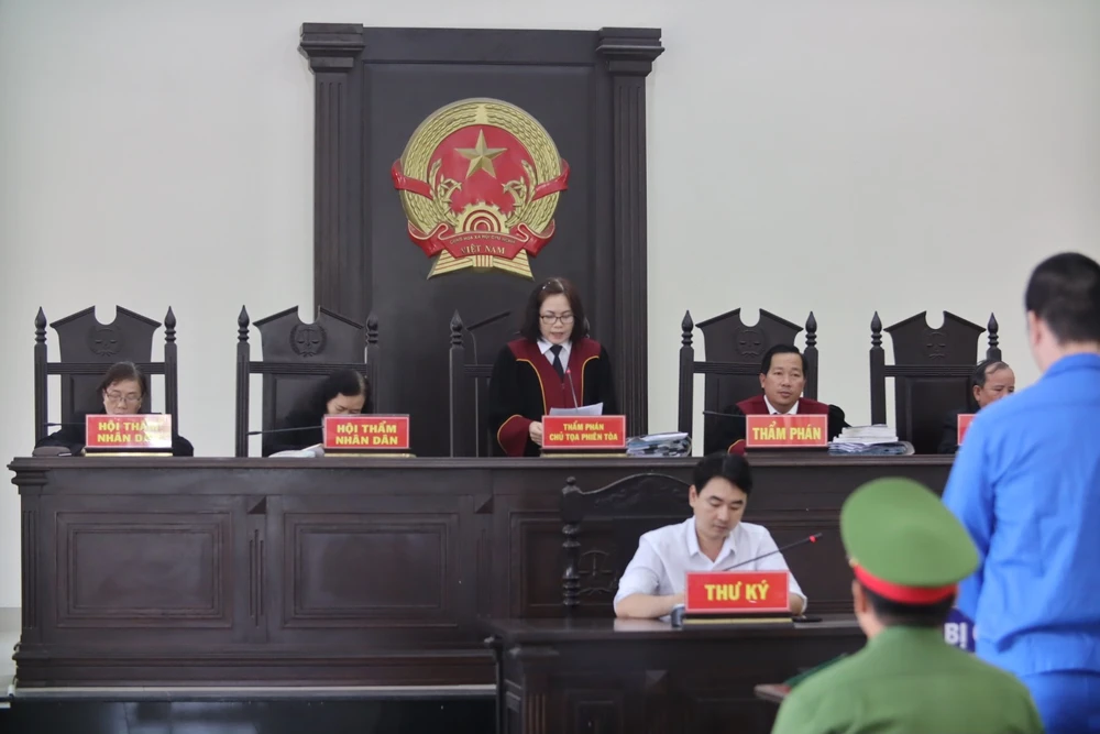 Chủ tọa phiên tòa đọc quyết định hoãn phiên tòa xét xử bị cáo Nguyễn Thanh Sơn. Ảnh: HD bắt cóc con của bạn thân 3.jpg