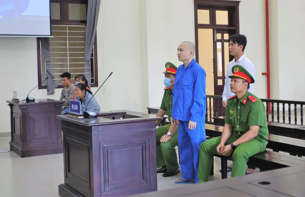 Bị cáo Phương (áo xanh) lãnh án chung thân do đâm con nợ tử vong. Ảnh: HD đâm con nợ tử vong (2).jpg