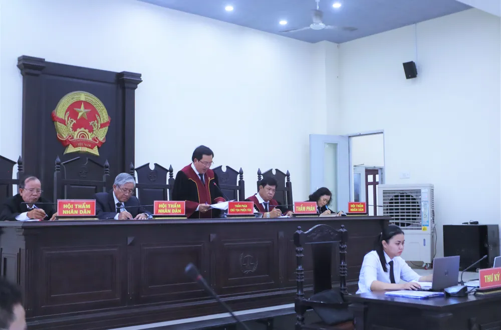 HĐXX tuyên án đối với bị cáo Phương và Hòa. Ảnh: HD đâm con nợ tử vong (4).jpg