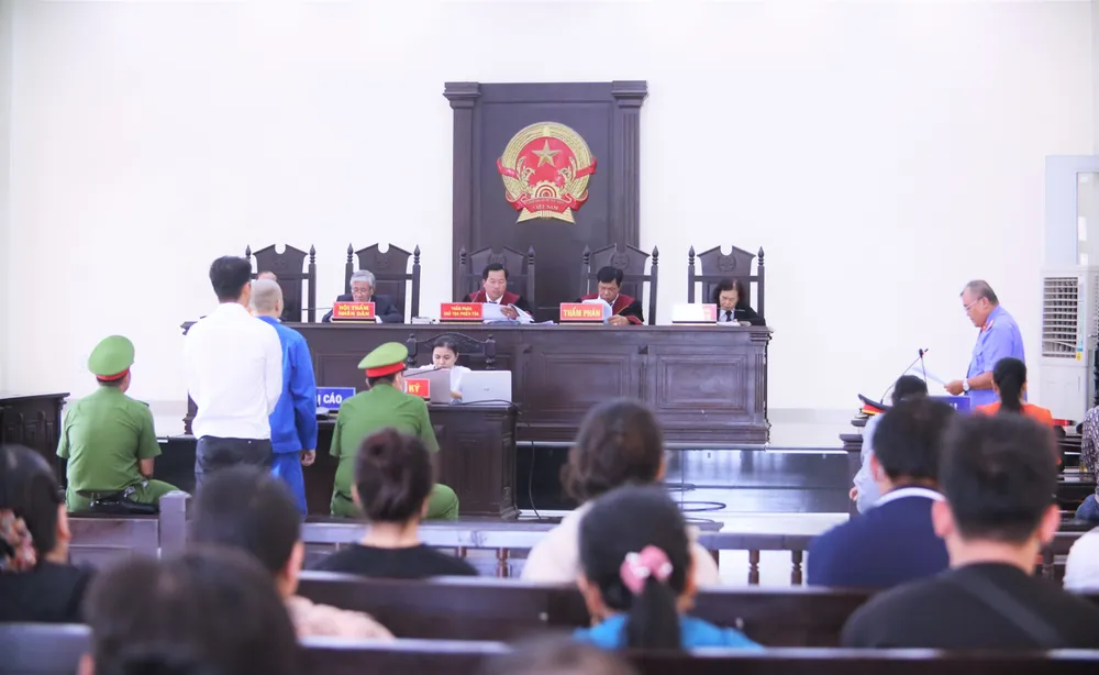 Phiên tòa xét xử hai bị cáo Nguyễn Duy Phương và Nguyễn Phước Hòa. Ảnh: HD đâm con nợ tử vong (5).jpg