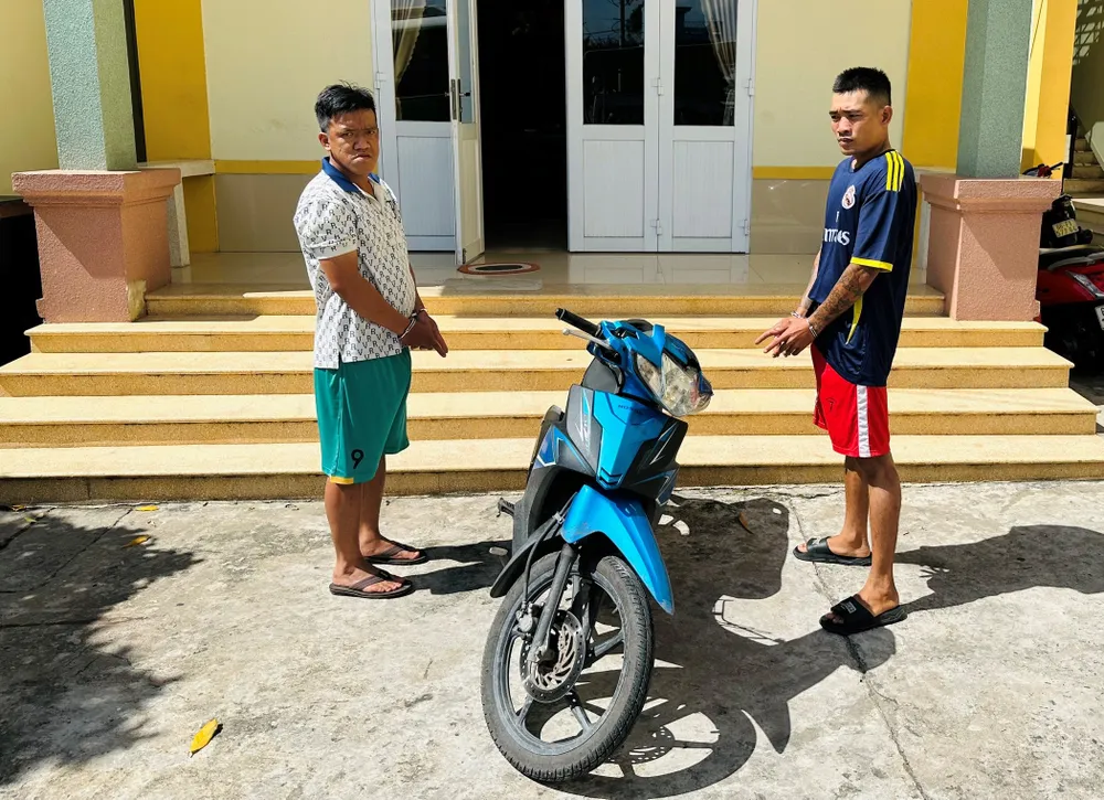 Hiệp và Thanh trộm xe máy liên tỉnh đã bị công an bắt giữ cùng tang vật. Ảnh: CA trộm xe máy liên tỉnh 1.jpg